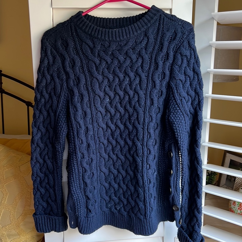 1901 cotton blend cable crew neck with side buttons. Size M